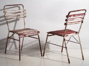 Sillas de terraza antiguas de color rojo y blanco (c.1920). Conjunto de 4 piezas
