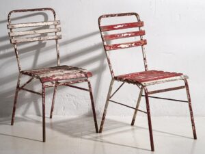 Sillas de terraza antiguas de color rojo y blanco (c.1920). Conjunto de 4 piezas
