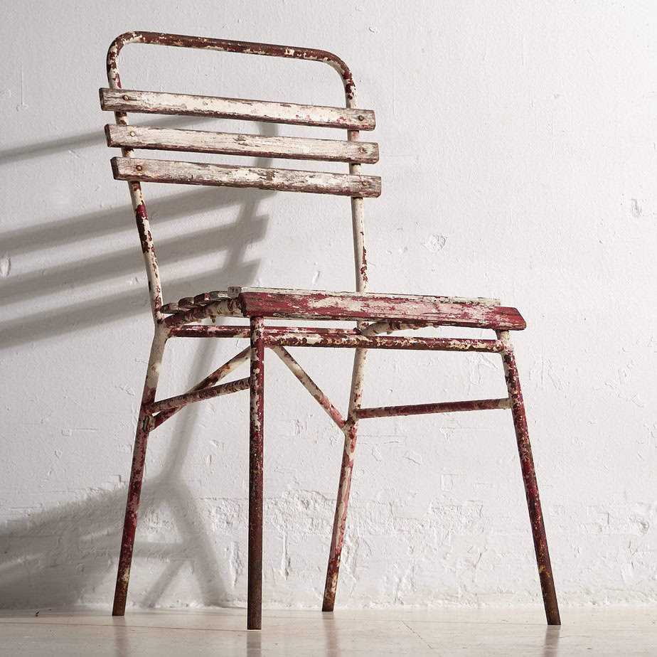 Sillas de terraza antiguas de color rojo y blanco (c.1920). Conjunto de 4 piezas