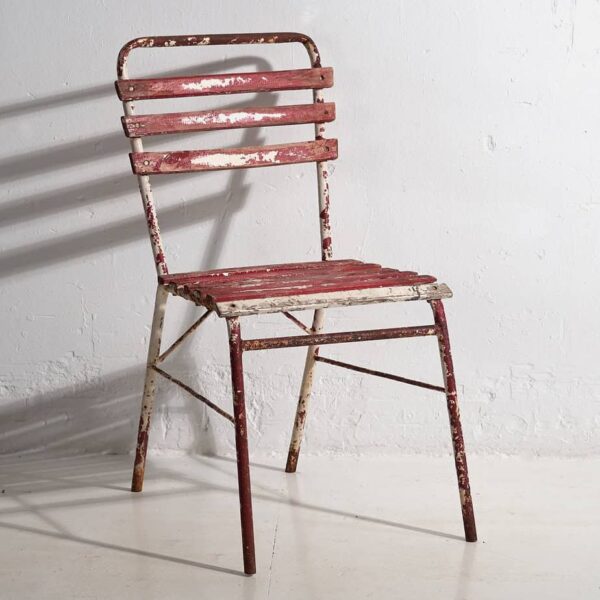 Sillas de terraza antiguas de color rojo y blanco (c.1920). Conjunto de 4 piezas