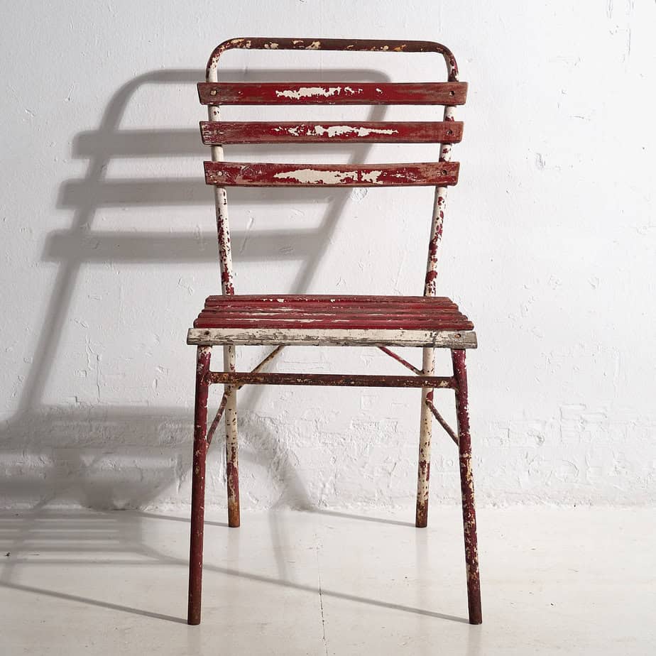 Sillas de terraza antiguas de color rojo y blanco (c.1920). Conjunto de 4 piezas