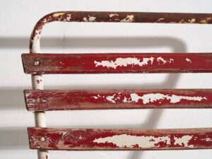 Sillas de terraza antiguas de color rojo y blanco (c.1920). Conjunto de 4 piezas