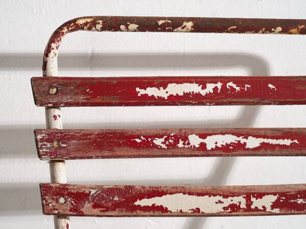 Sillas de terraza antiguas de color rojo y blanco (c.1920). Conjunto de 4 piezas