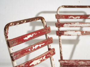 Sillas de terraza antiguas de color rojo y blanco (c.1920). Conjunto de 4 piezas