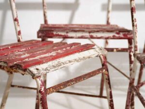 Sillas de terraza antiguas de color rojo y blanco (c.1920). Conjunto de 4 piezas