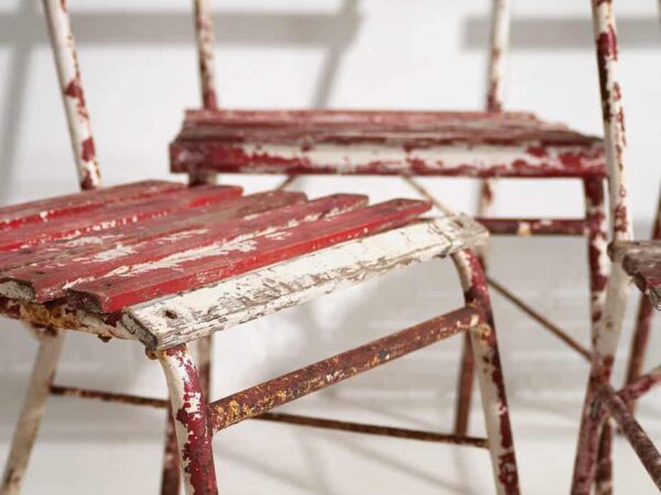 Sillas de terraza antiguas de color rojo y blanco (c.1920). Conjunto de 4 piezas