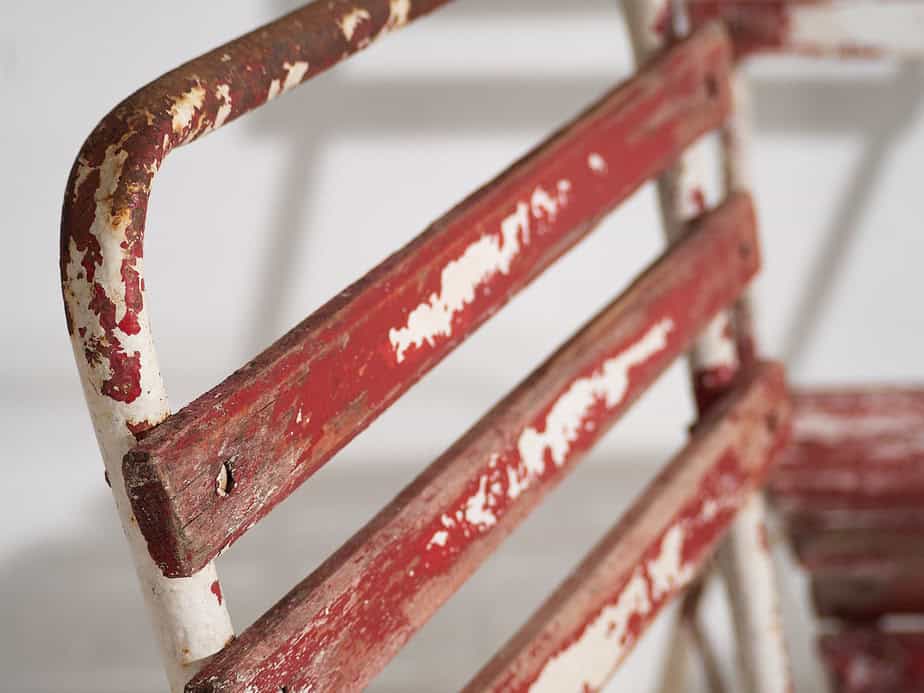 Sillas de terraza antiguas de color rojo y blanco (c.1920). Conjunto de 4 piezas