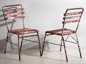 Sillas de terraza antiguas de color rojo y blanco (c.1920). Conjunto de 4 piezas