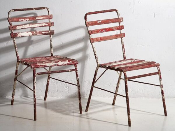 Sillas de terraza antiguas de color rojo y blanco (c.1920). Conjunto de 4 piezas