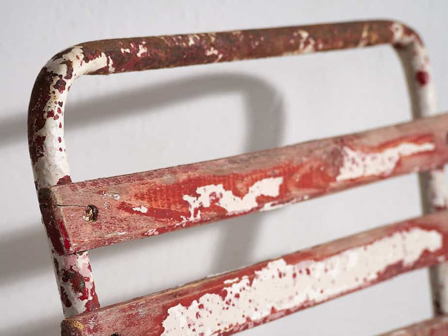 Sillas de terraza antiguas de color rojo y blanco (c.1920). Conjunto de 4 piezas