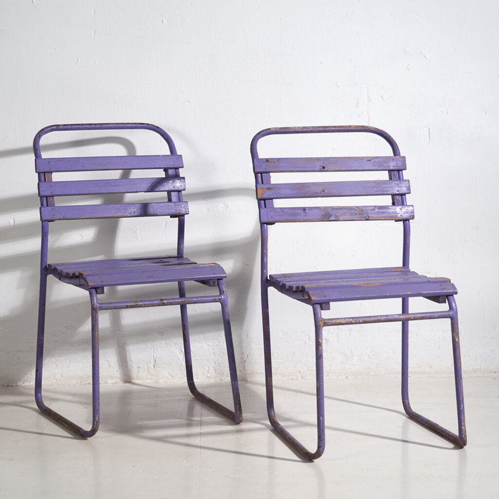 Sillas para patio antiguas color violeta (c.1920). Conjunto de 2 piezas