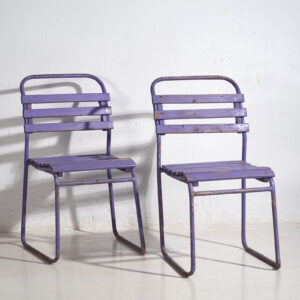 Sillas para patio antiguas color violeta (c.1920). Conjunto de 2 piezas