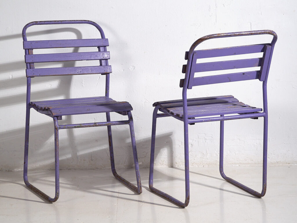 Sillas para patio antiguas color violeta (c.1920). Conjunto de 2 piezas