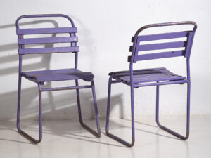 Sillas para patio antiguas color violeta (c.1920). Conjunto de 2 piezas