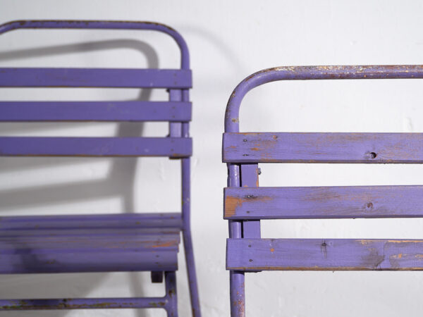 Sillas para patio antiguas color violeta (c.1920). Conjunto de 2 piezas