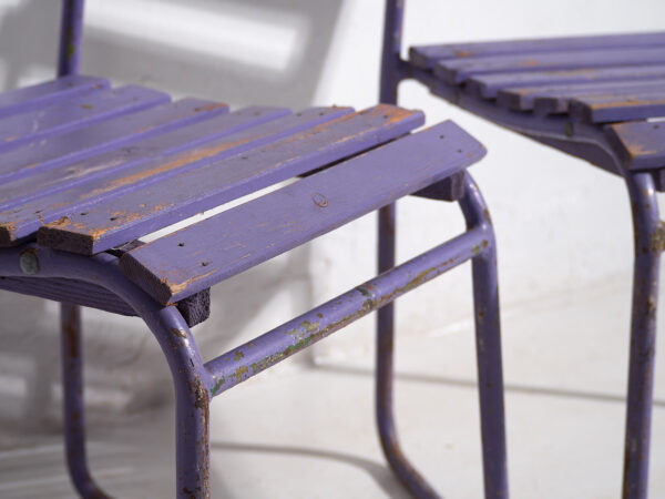 Sillas para patio antiguas color violeta (c.1920). Conjunto de 2 piezas