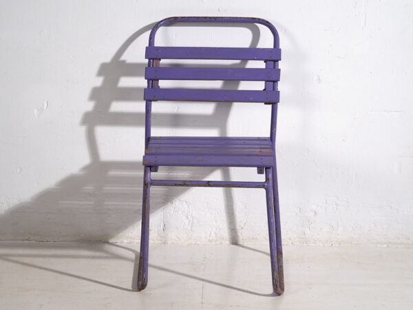 Sillas para patio antiguas color violeta (c.1920). Conjunto de 2 piezas