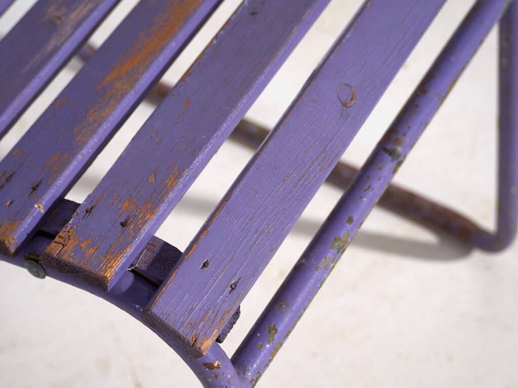 Sillas para patio antiguas color violeta (c.1920). Conjunto de 2 piezas