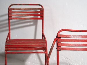 Sillas rojas antiguas para jardín (c.1920). Conjunto de 4 piezas #37