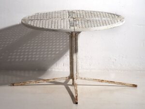Antigua mesa redonda blanca para exterior (c.1930)