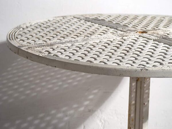 Antigua mesa redonda blanca para exterior (c.1930)