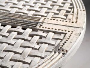 Antigua mesa redonda blanca para exterior (c.1930)