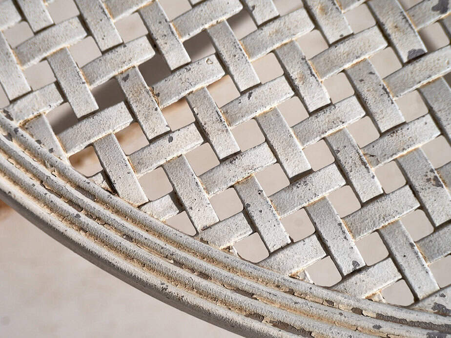 Antigua mesa redonda blanca para exterior (c.1930)