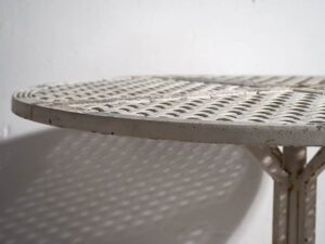 Antigua mesa redonda blanca para exterior (c.1930)
