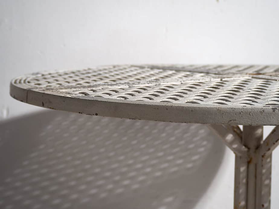 Antigua mesa redonda blanca para exterior (c.1930)