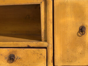 Mueble bajo antiguo de color amarillo (c.1900) #19