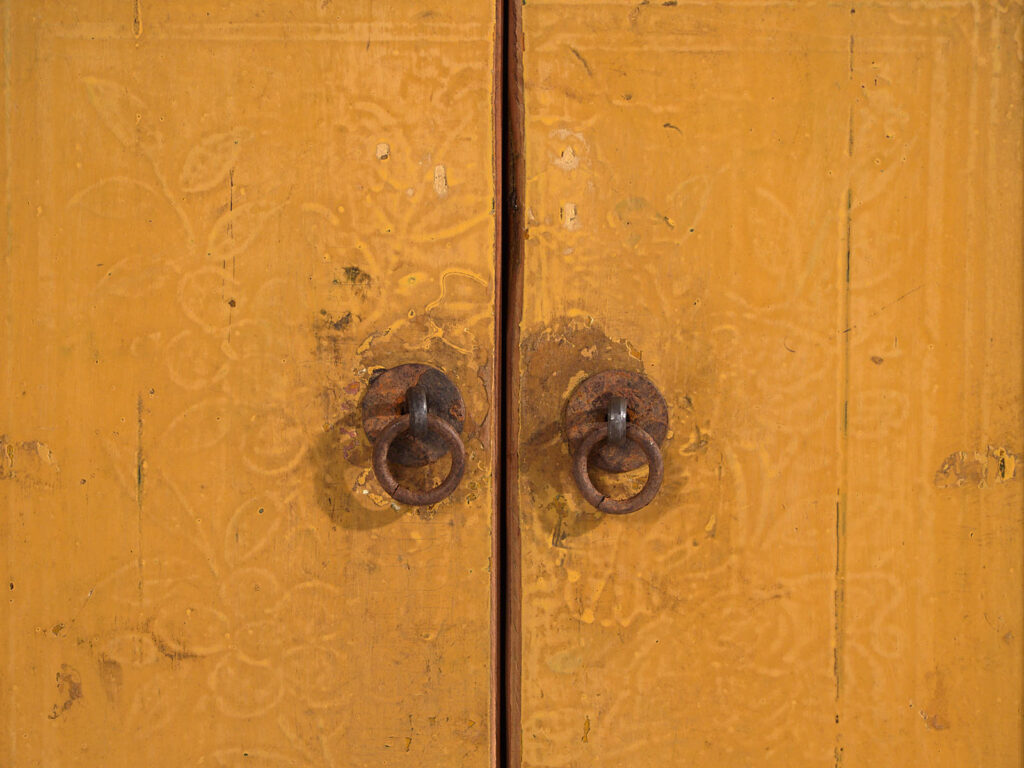 Mueble bajo antiguo de color amarillo (c.1900) #19