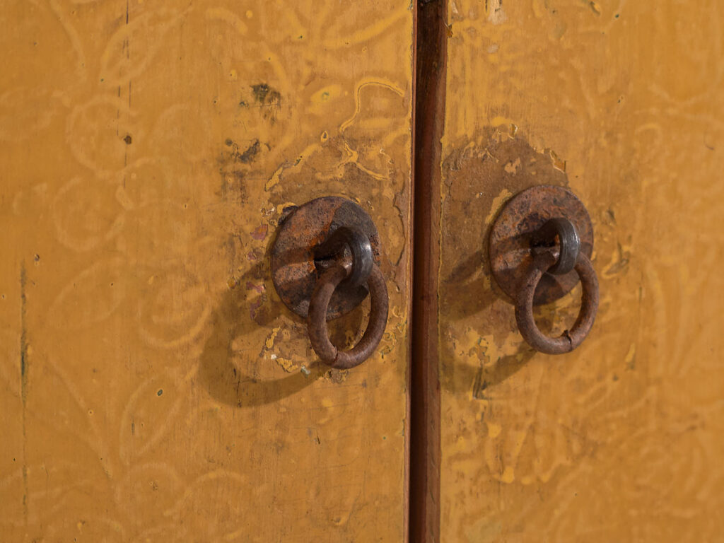 Mueble bajo antiguo de color amarillo (c.1900) #19