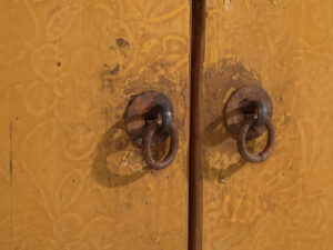 Mueble bajo antiguo de color amarillo (c.1900) #19