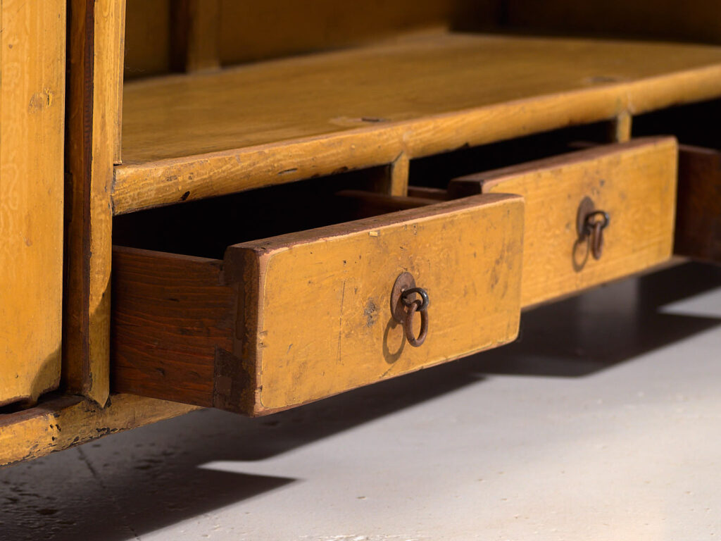 Mueble bajo antiguo de color amarillo (c.1900) #19