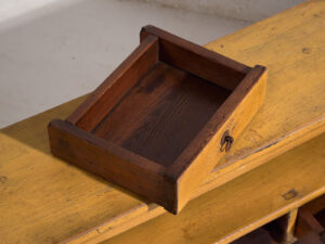 Mueble bajo antiguo de color amarillo (c.1900) #19