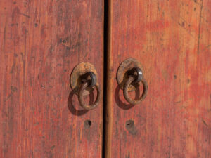 Mueble bajo antiguo con pátina de color rojo (c.1900) #29