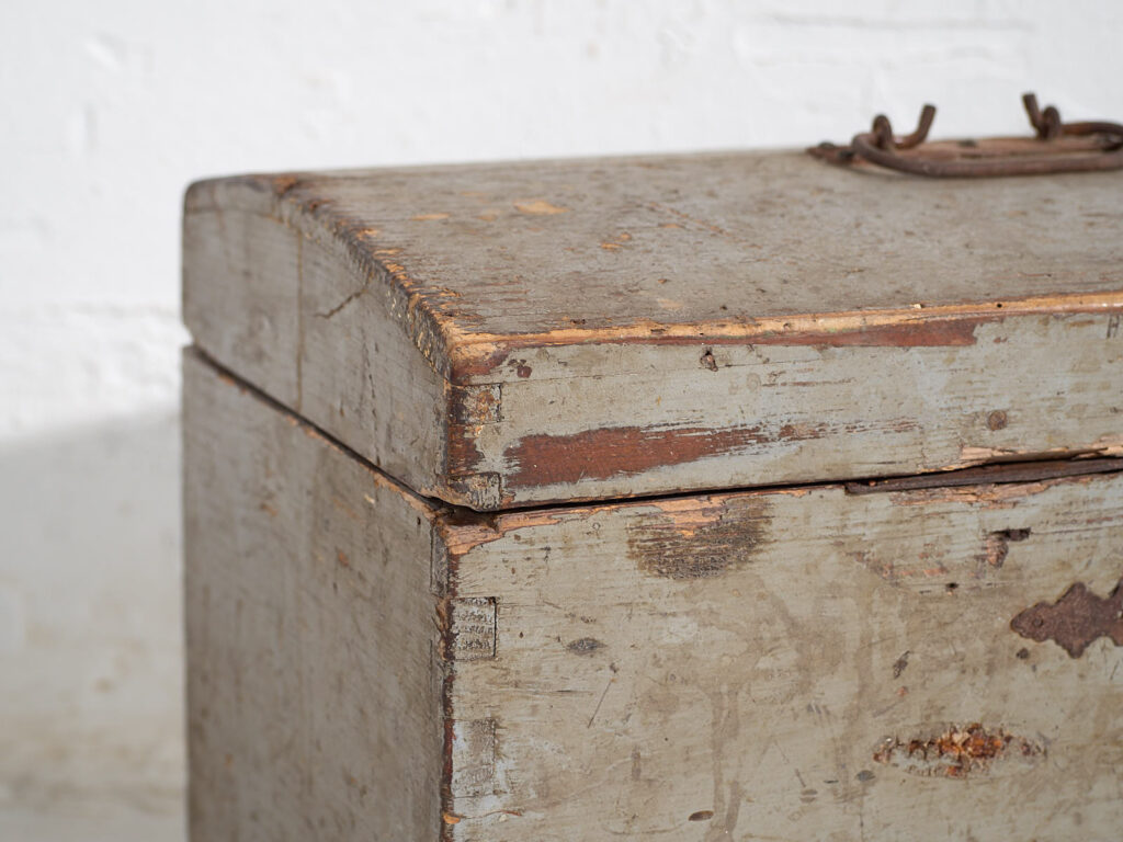 Pequeño cofre gris antiguo (c.1900) #69