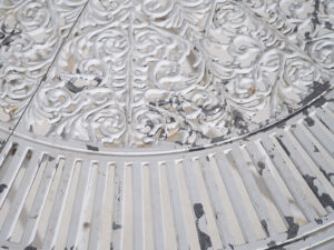 Mesa y sillas de jardín vintage de color blanco (c.1950). Conjunto de 5 piezas