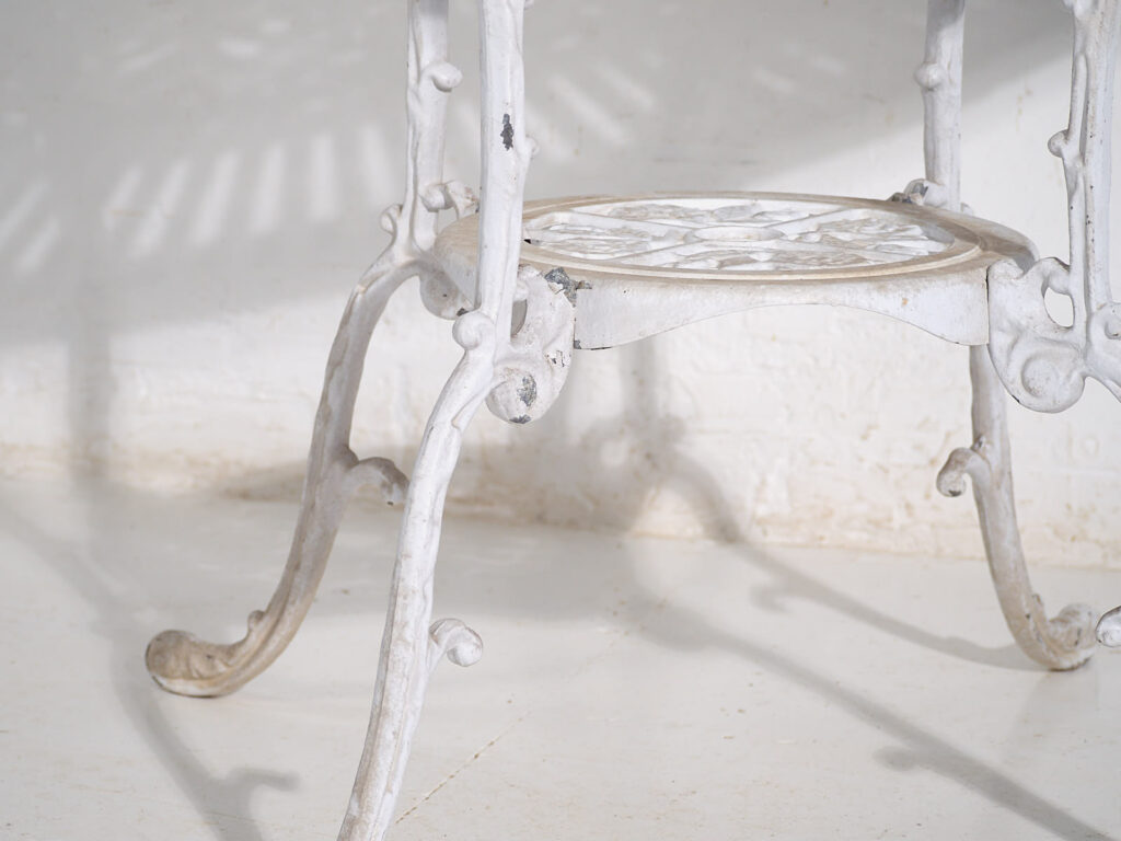 Mesa y sillas de jardín vintage de color blanco (c.1950). Conjunto de 5 piezas