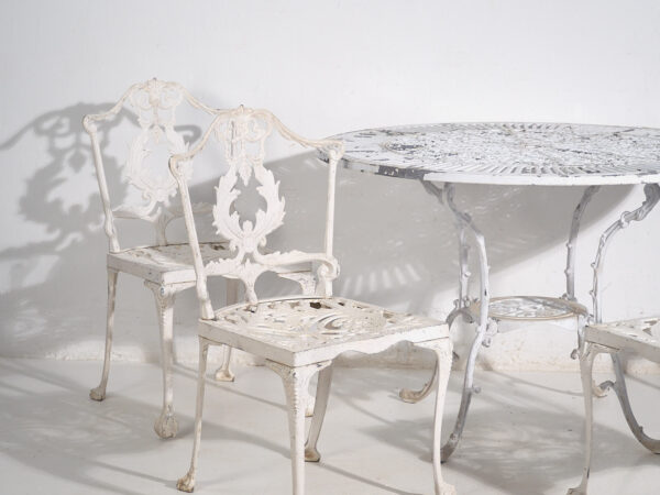 Mesa y sillas de jardín vintage de color blanco (c.1950). Conjunto de 5 piezas