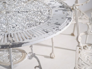 Mesa y sillas de jardín vintage de color blanco (c.1950). Conjunto de 5 piezas