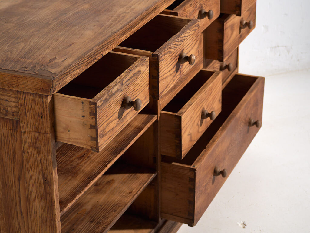 Mostrador de tienda antiguo con puertas de vidrio y cajonera trasera (c.1920) #14