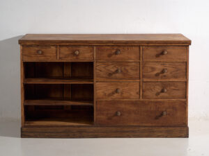 Mostrador de tienda antiguo con puertas de vidrio y cajonera trasera (c.1920) #14