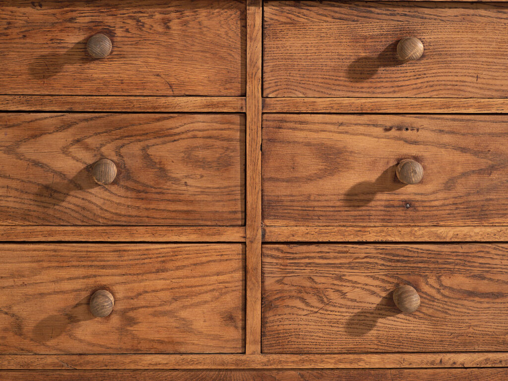 Mostrador de tienda antiguo con puertas de vidrio y cajonera trasera (c.1920) #14