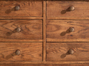 Mostrador de tienda antiguo con puertas de vidrio y cajonera trasera (c.1920) #14