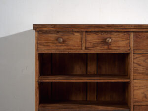 Mostrador de tienda antiguo con puertas de vidrio y cajonera trasera (c.1920) #14