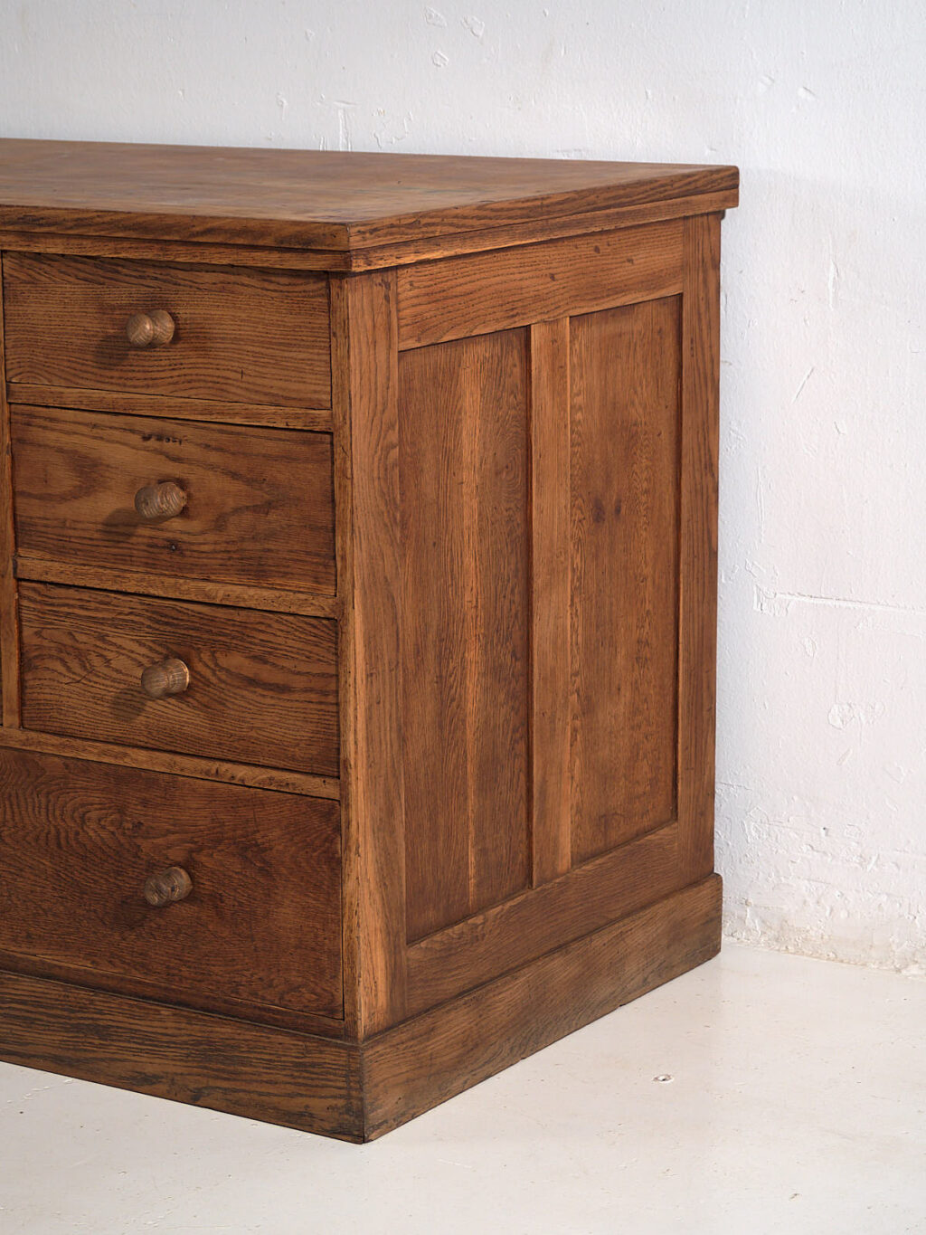 Mostrador de tienda antiguo con puertas de vidrio y cajonera trasera (c.1920) #14