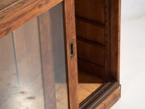 Mostrador de tienda antiguo con puertas de vidrio y cajonera trasera (c.1920) #14