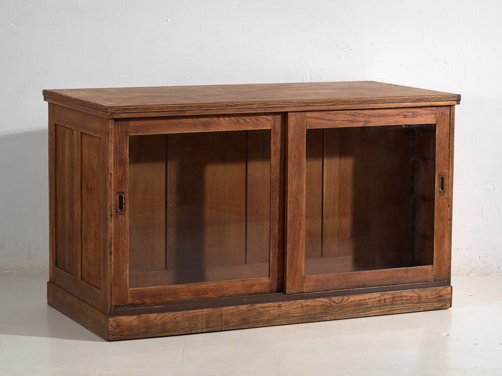 Mostrador de tienda antiguo con puertas de vidrio y cajonera trasera (c.1920) #14