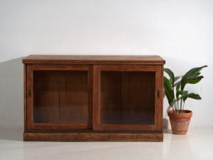 Mostrador de tienda antiguo con puertas de vidrio y cajonera trasera (c.1920) #14